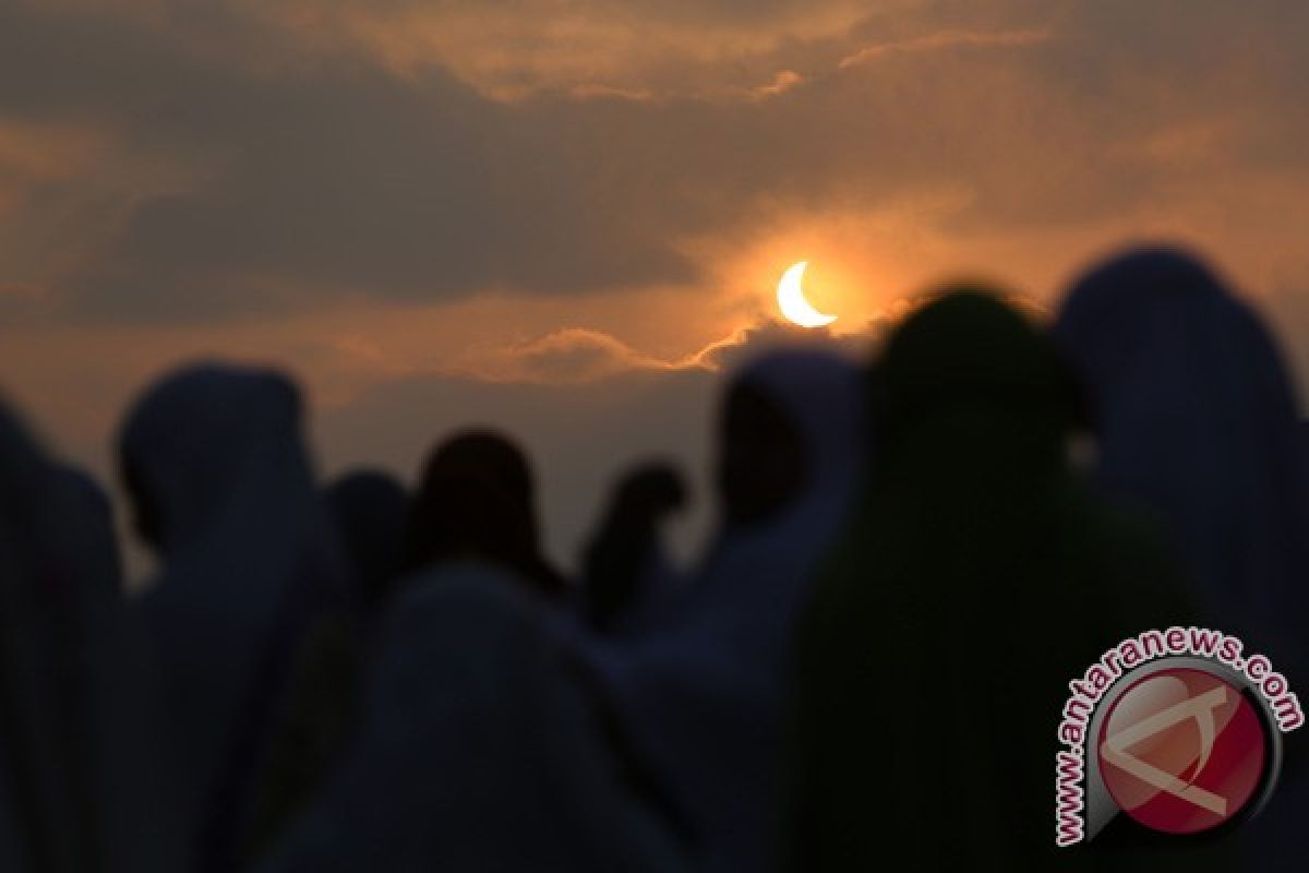 Masyarakat laksanakan shalat khusuf