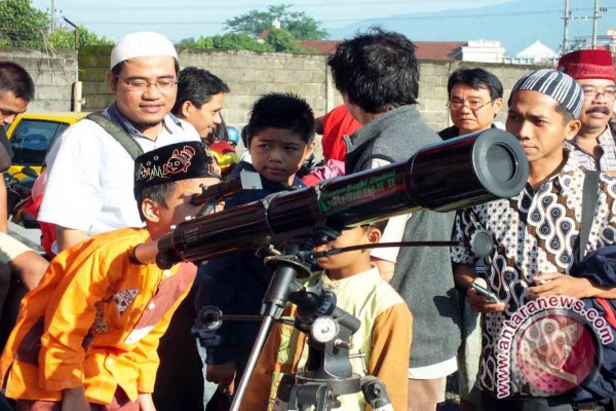 Warga Jember Saksikan Gerhana di Masjid Cheng Hoo