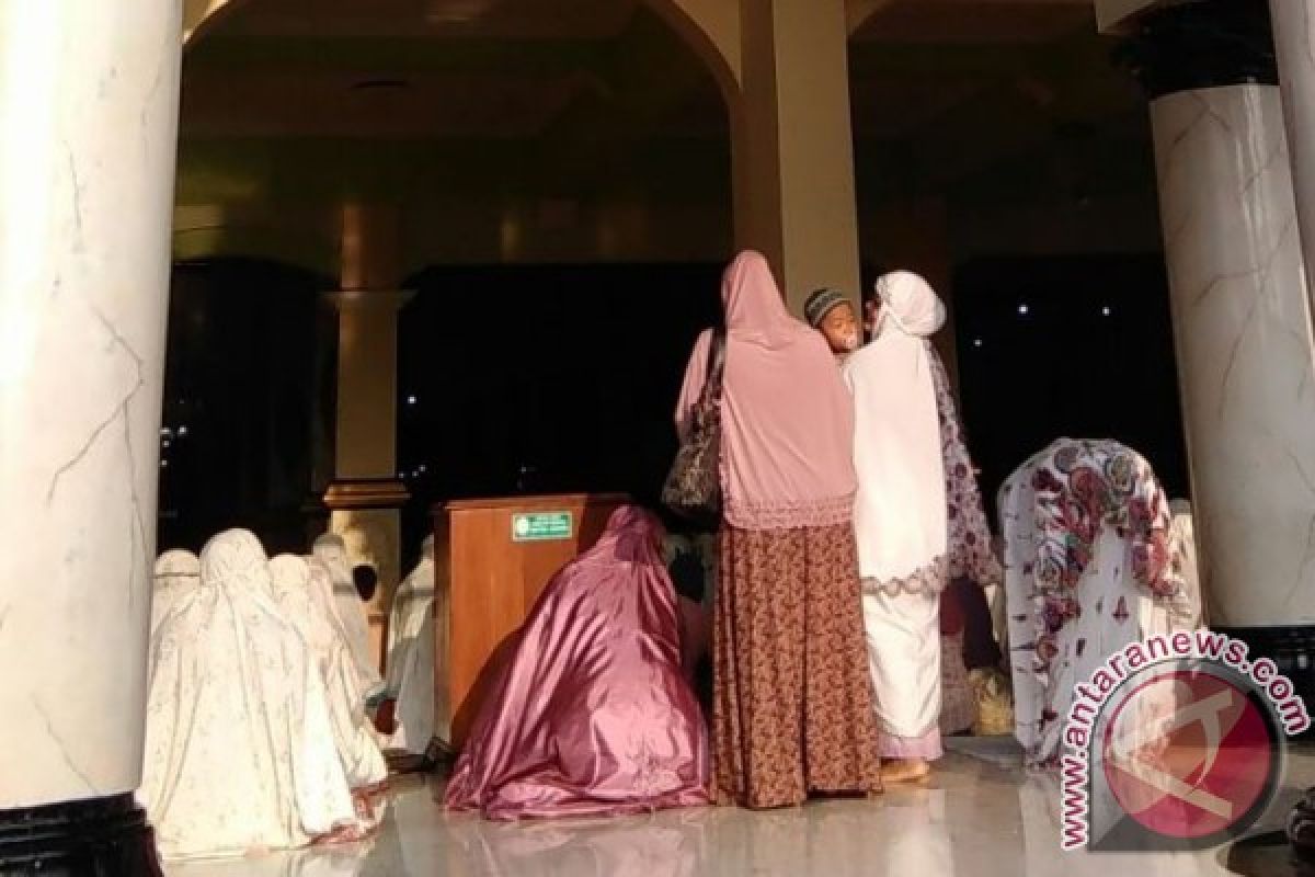 Ratusan Umat Muslim Madiun Shalat Gerhana Matahari