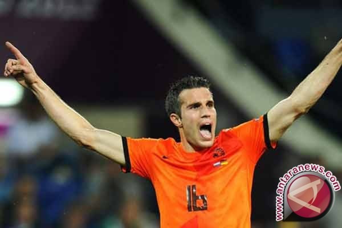 Robin van Persie masih ingin bermain satu musim lagi