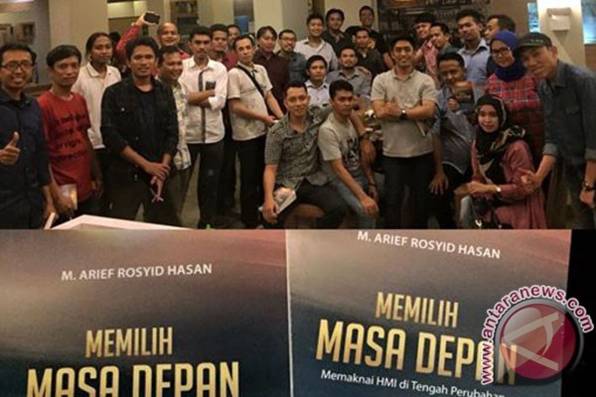 Arief Rosyid melamar dengan buku