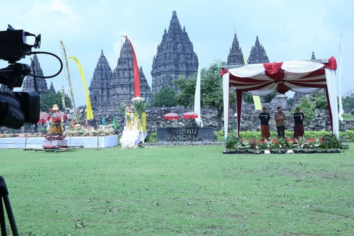 Ribuan umat Hindu ikuti tawur kesanga di Prambanan