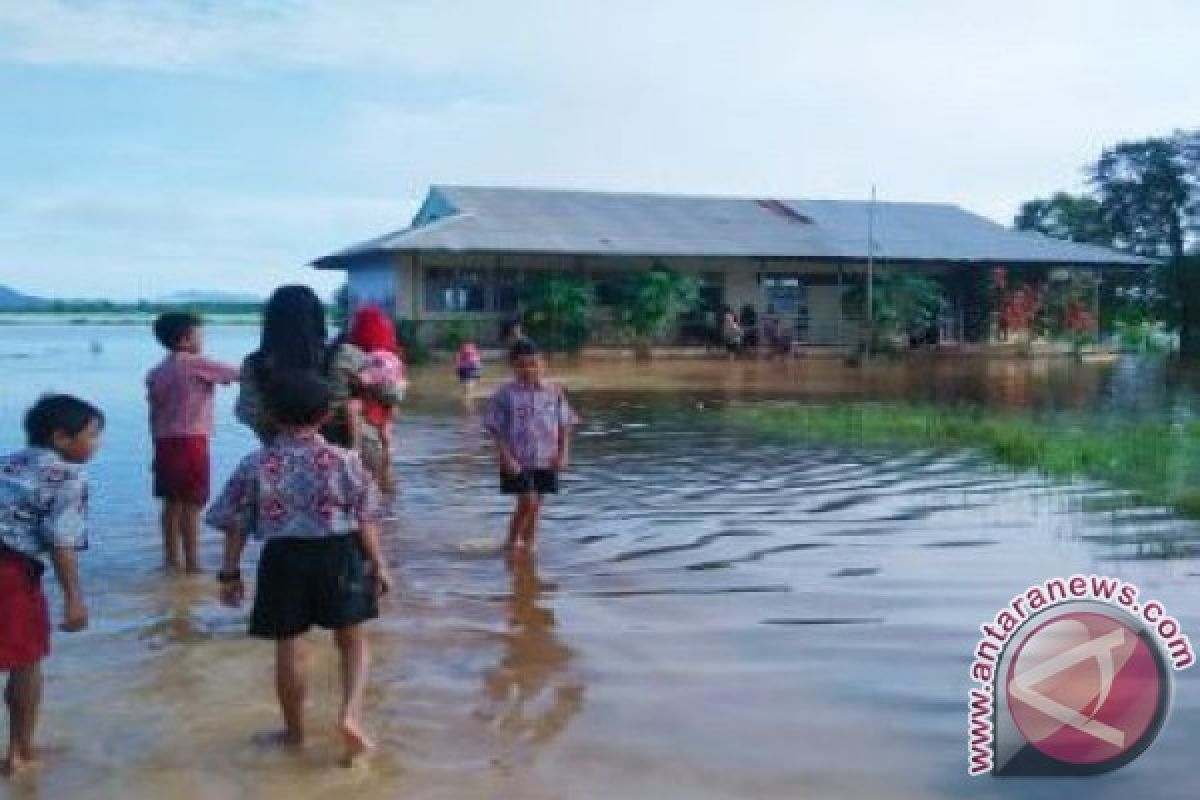 Jalan Provinsi Kayong Utara - Ketapang Terendam Banjir