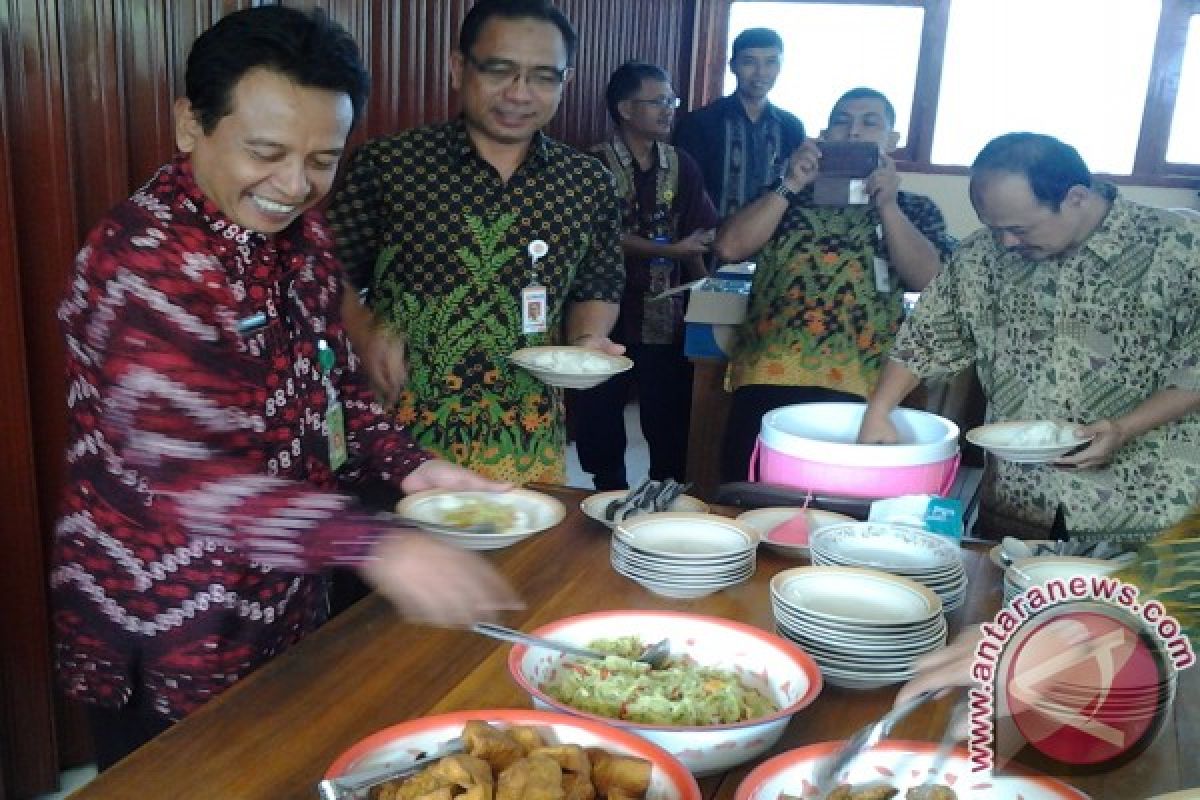 Dinsosnakertrans Kulon Progo sediakan hidangan nasi raskin 