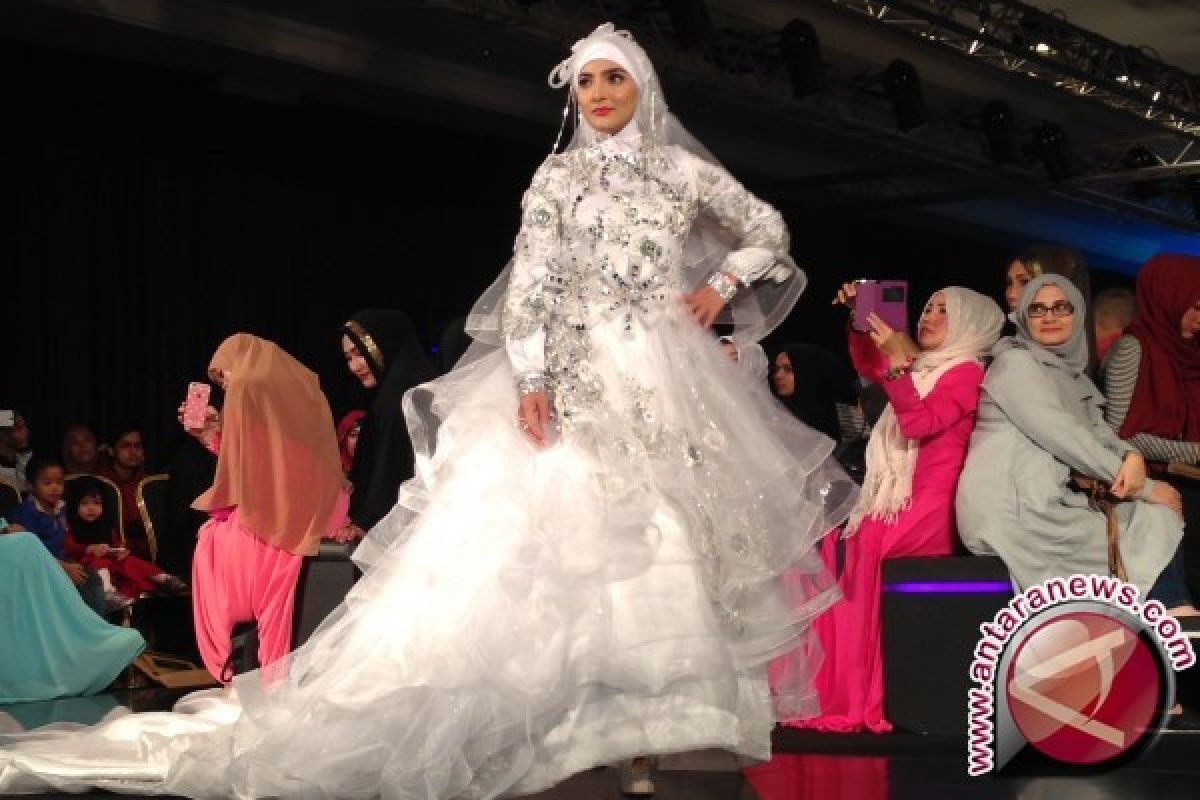 Baju pengantin muslimah koleksi Oki Setiana Dewi 
