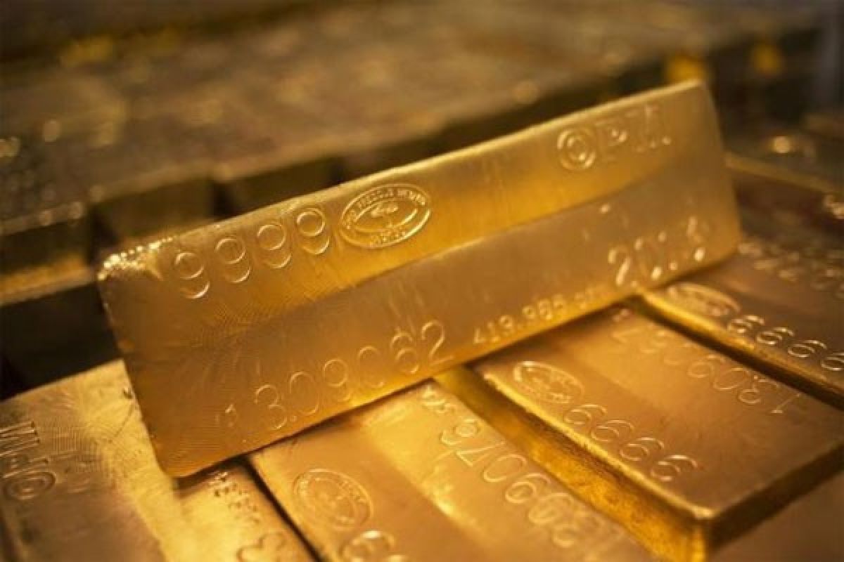 Emas berakhir hampir tidak berubah karena dolar AS menguat