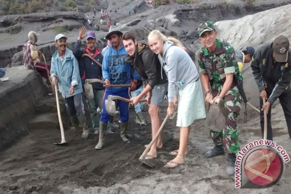 Kaldera Gunung Bromo Dibersihkan Sebelum Dibuka Untuk Wisata