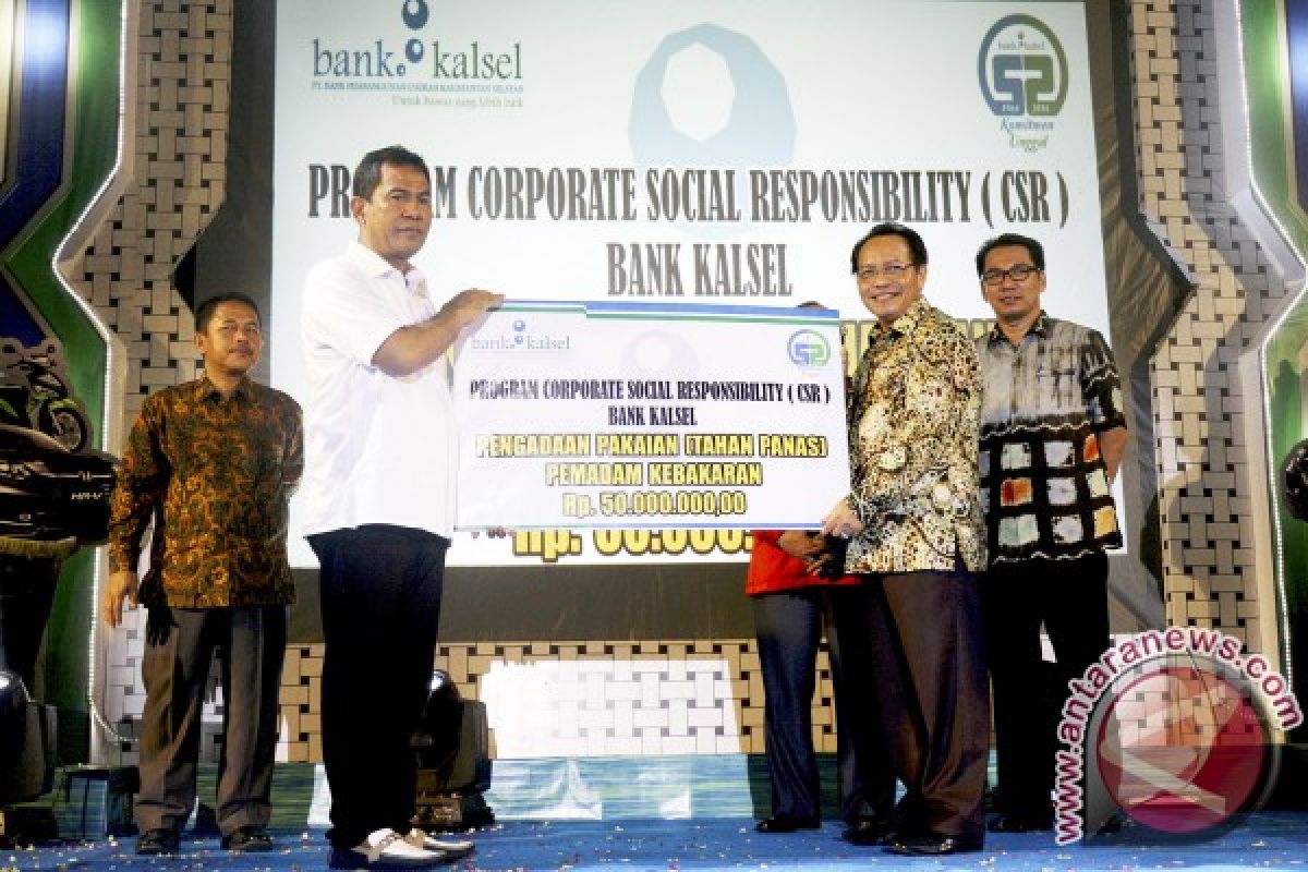 Bank Kalsel Bantu Pakaian Tahan Panas