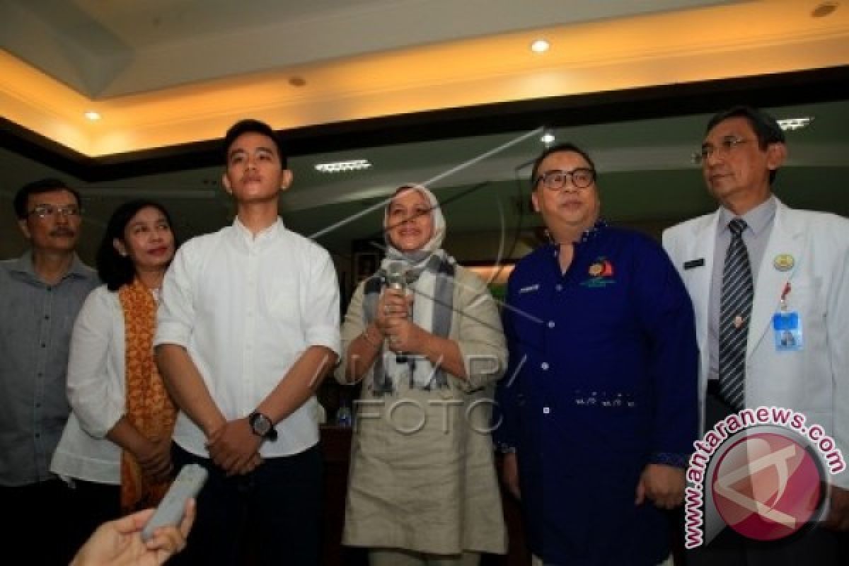 Ibu Negara Iriana Jokowi Belum Berani Menimang Cucunya