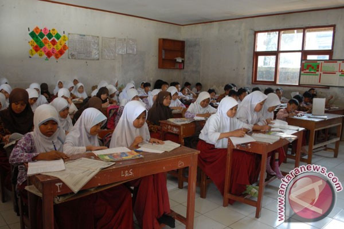 Seratusan siswa berdesakan dalam satu ruangan