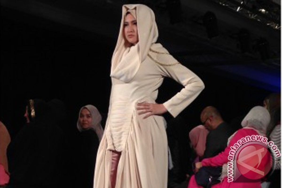 Marshanda Jadi Peragawati Berjilbab di Indonesia Fashion Week 2016