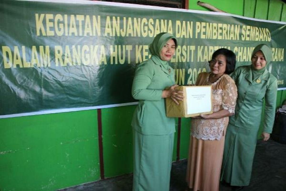 Persit Kodim 1705/Paniai anjangsana ke rumah warakawuri