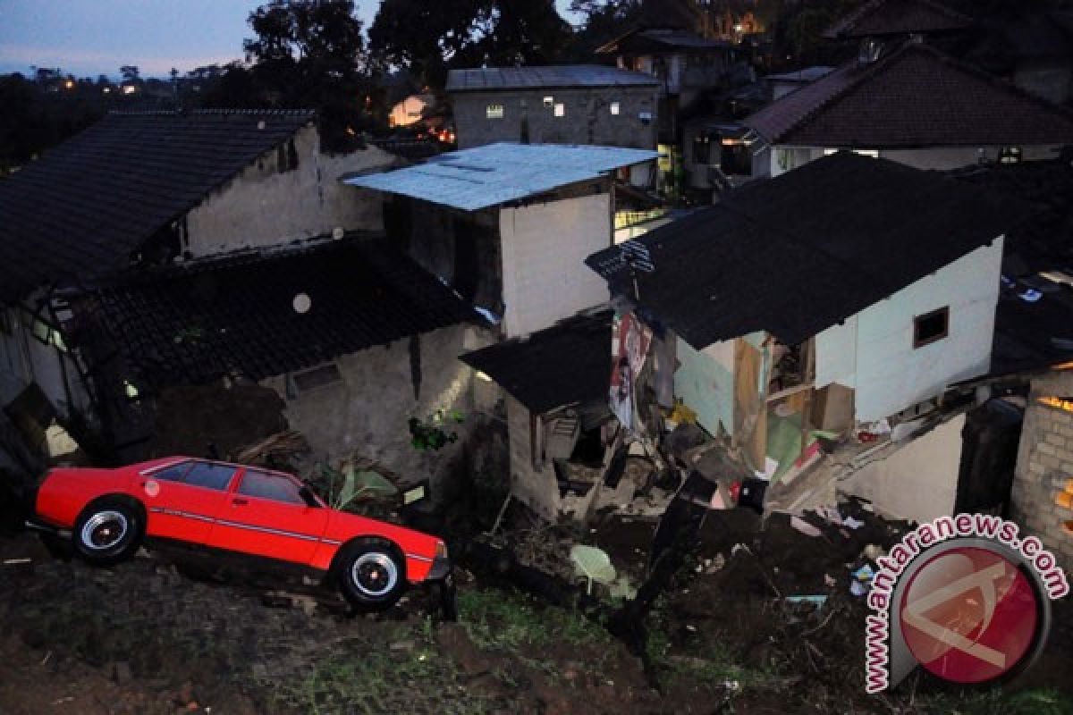 24 rumah rusak akibat tanah retak