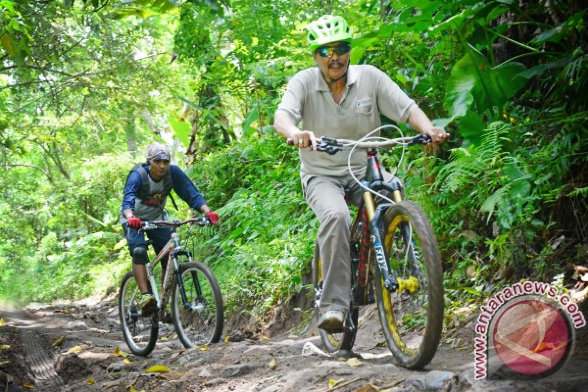 Ratusan Pesepeda Ikuti Mountain Bike Lombok 2016