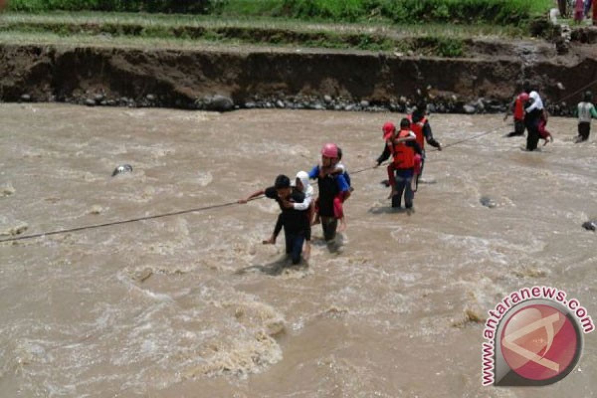 Relawan PMI Diturunkan Bantu Warga Menyeberangi Sungai