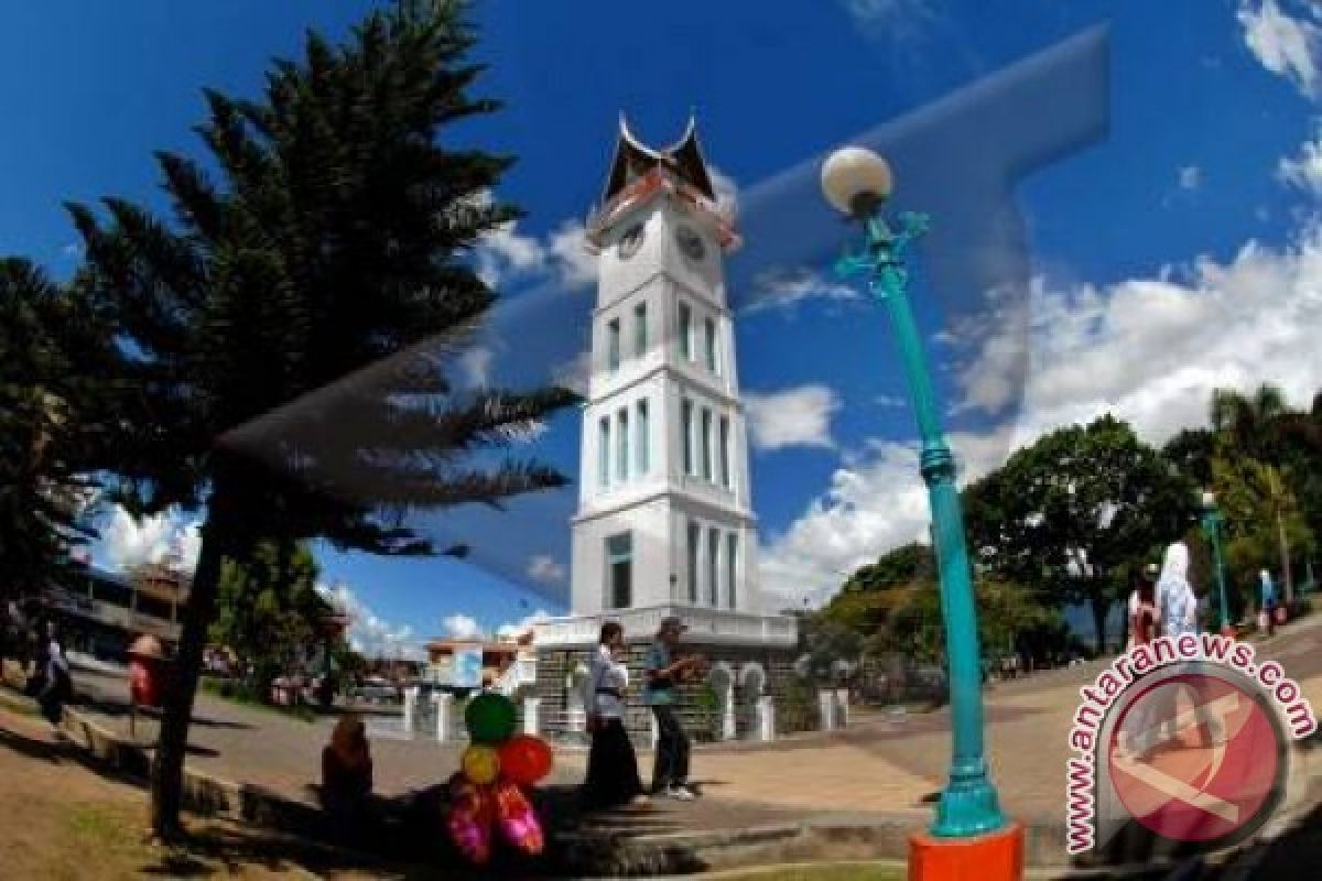 Malam Takbiran Jam Gadang Disterilkan