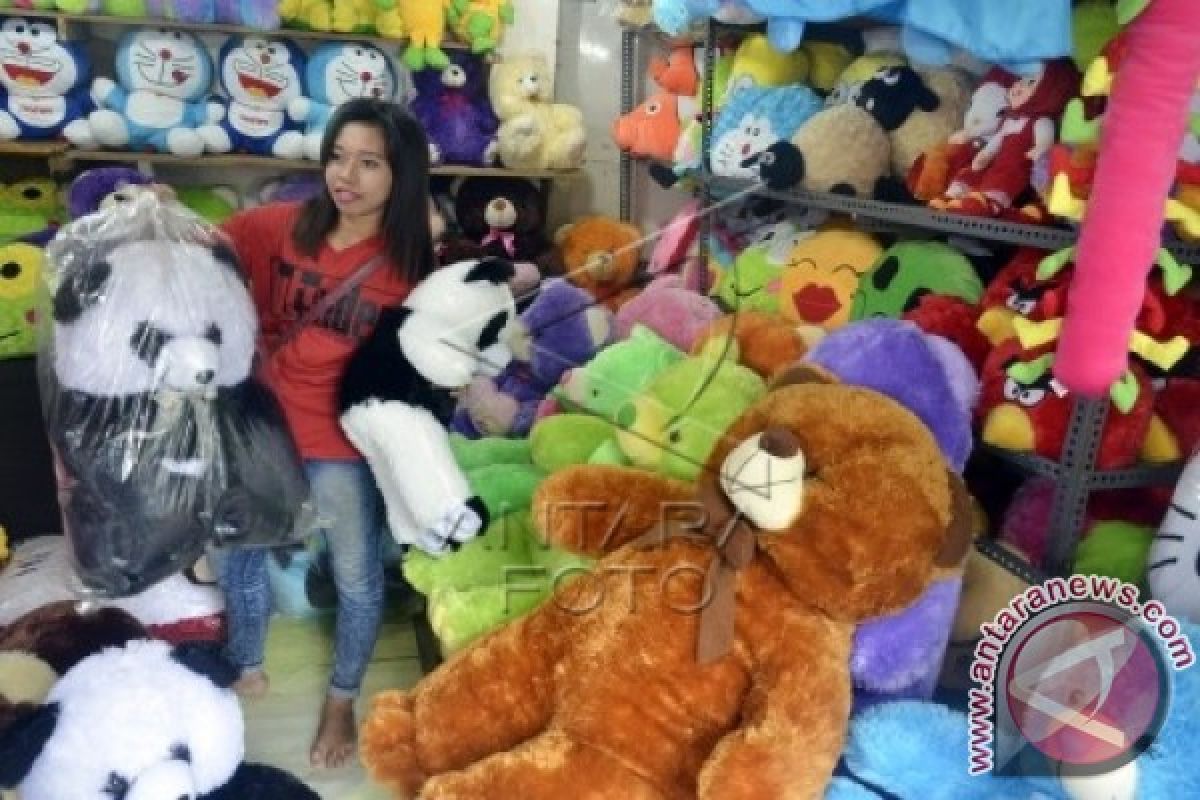 PENJUAL BONEKA MUSIMAN