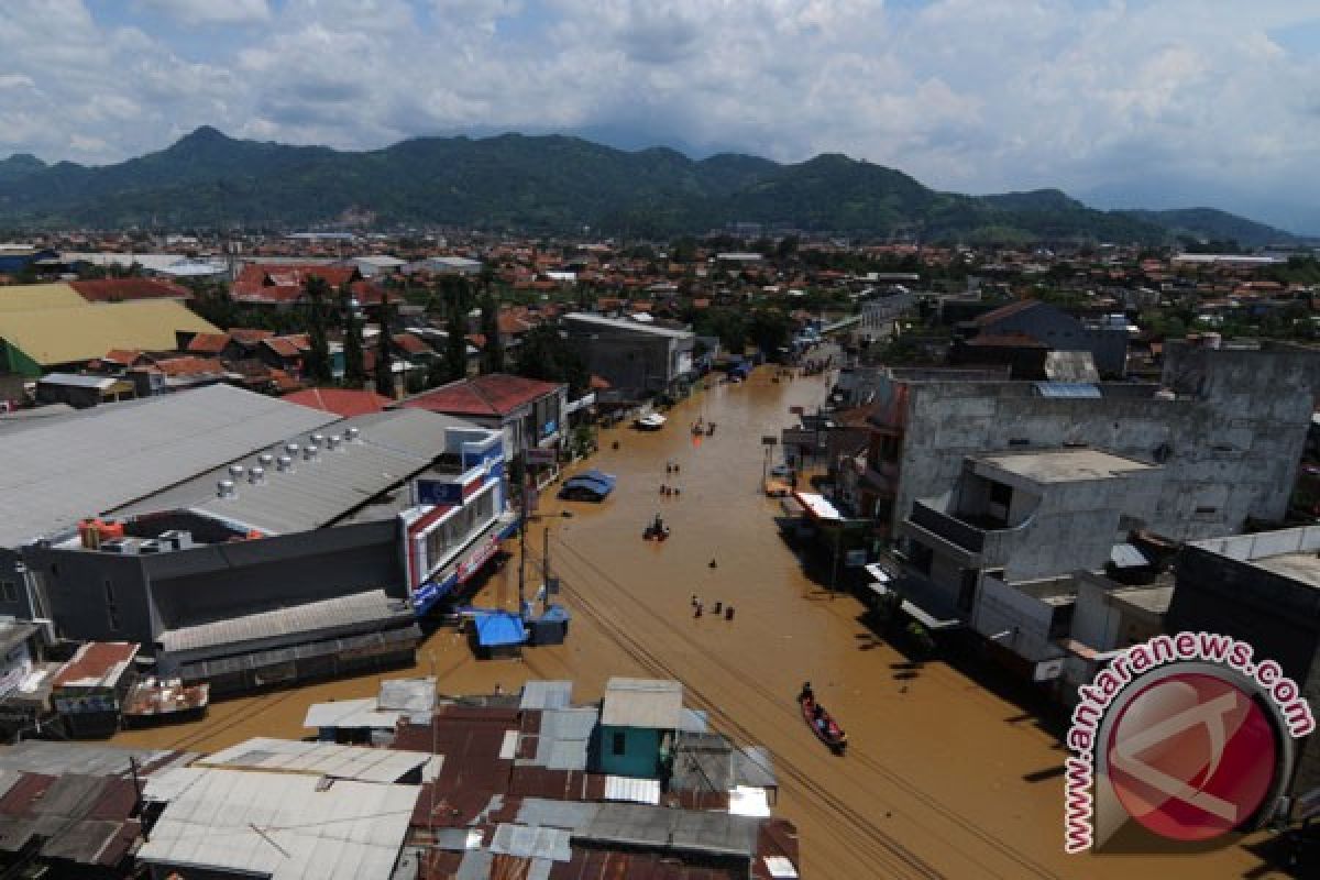 Jalan rusak akibat banjir di Baleendah, Bandung