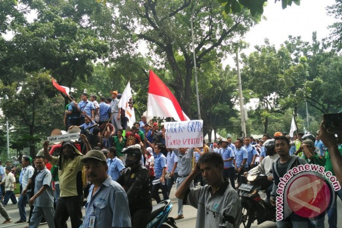 Pengemudi taksi dan angkutan umum tuntut tutup transportasi berbasis aplikasi