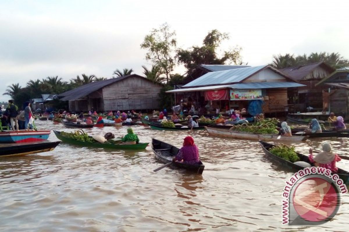 Menyusuri Sungai Martapura untuk Menikmati Pasar Terapung 