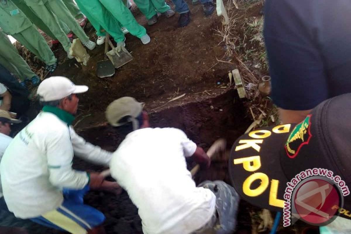 Polres Jember Bongkar Makam Diduga Korban Kriminal