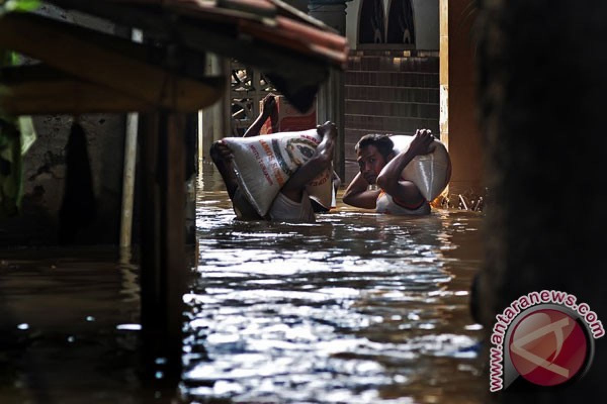Pertokoan tutup akibat banjir di Dayeuhkolot Kabupaten Bandung