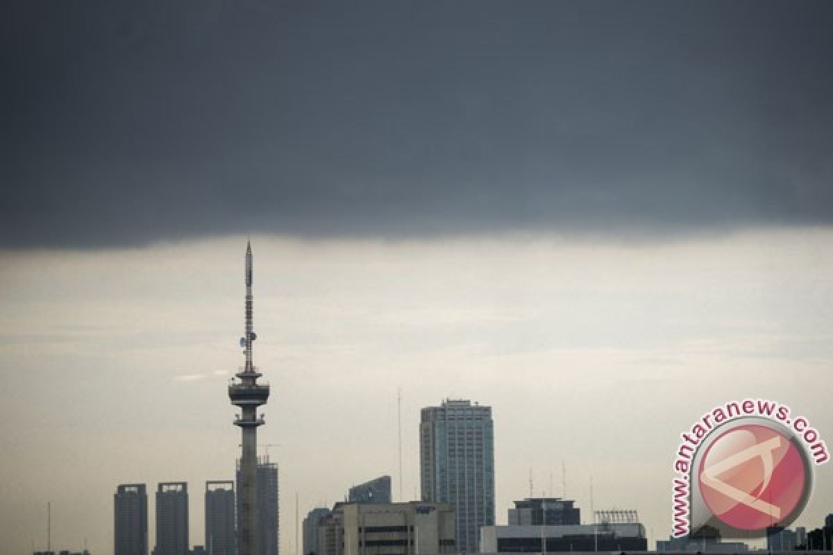 Awan tebal selimuti Jakarta Selasa (13/11) pagi