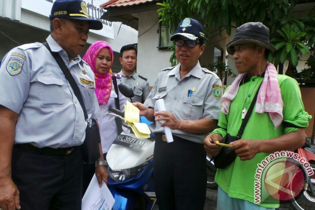 Dishub Kotim Tertibkan Truk Parkir di Bahu Jalan