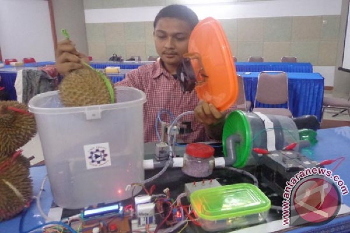 Mahasiswa STIKOM Surabaya Ciptakan Alat Pendeteksi Durian