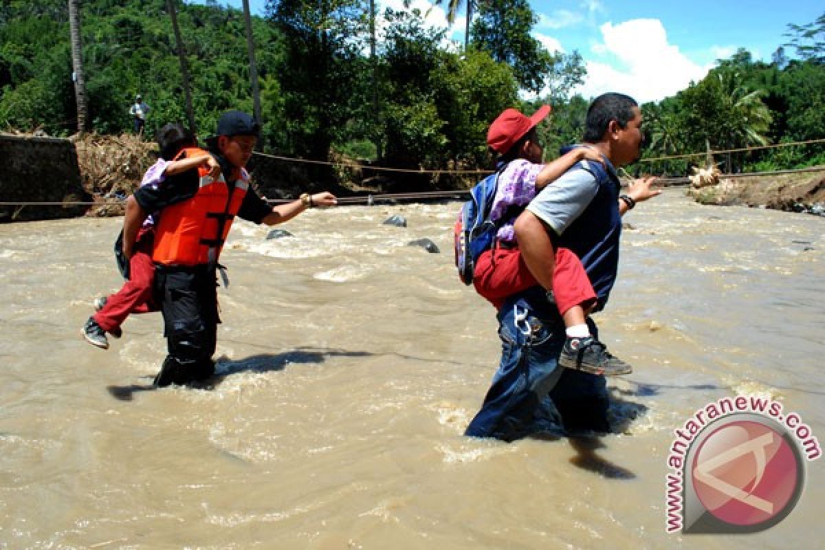 Banjir rendam belasan rumah di Sukabumi