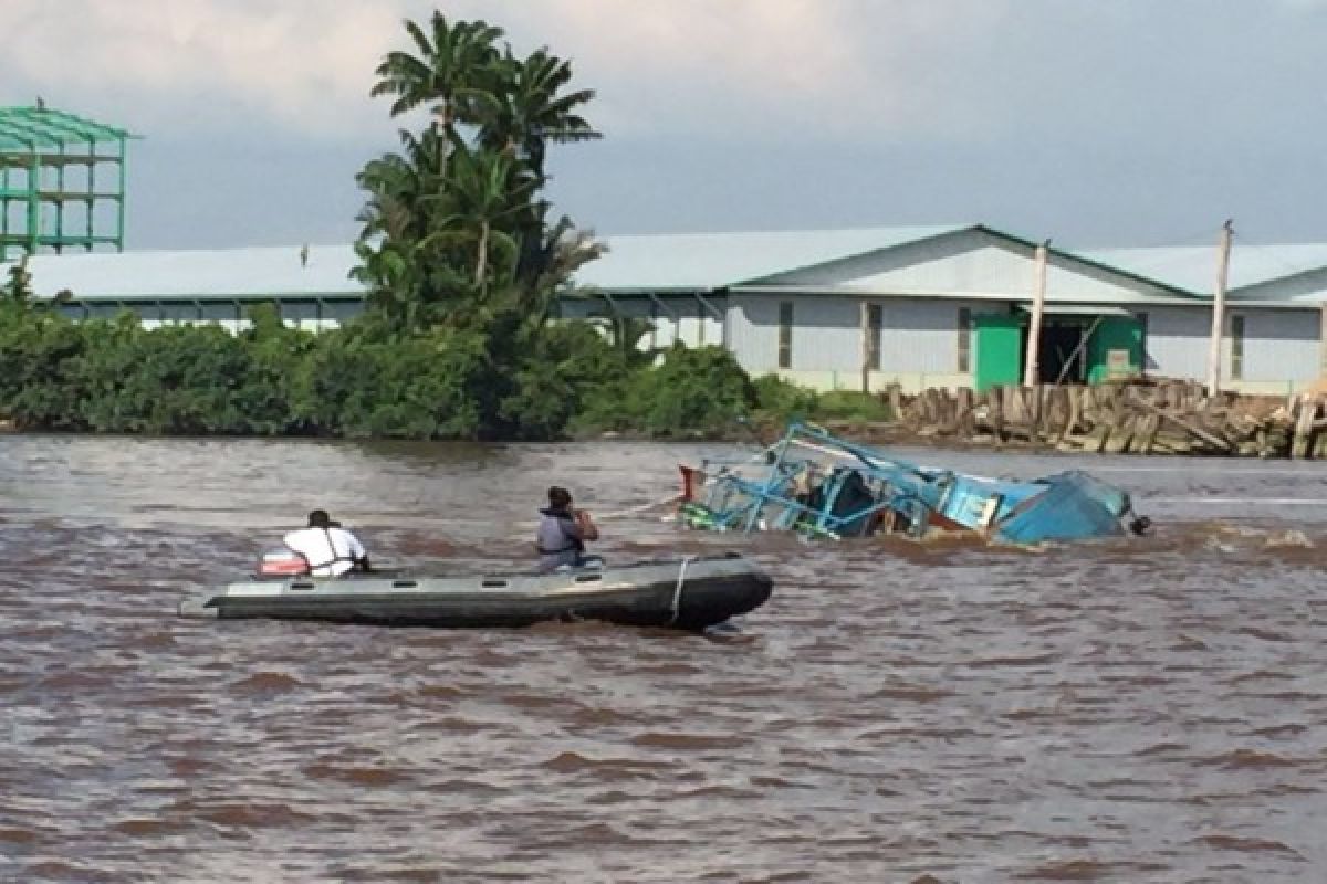 Lantamal XII Pontianak Evakuasi Km Terbalik Di Sungai Kapuas