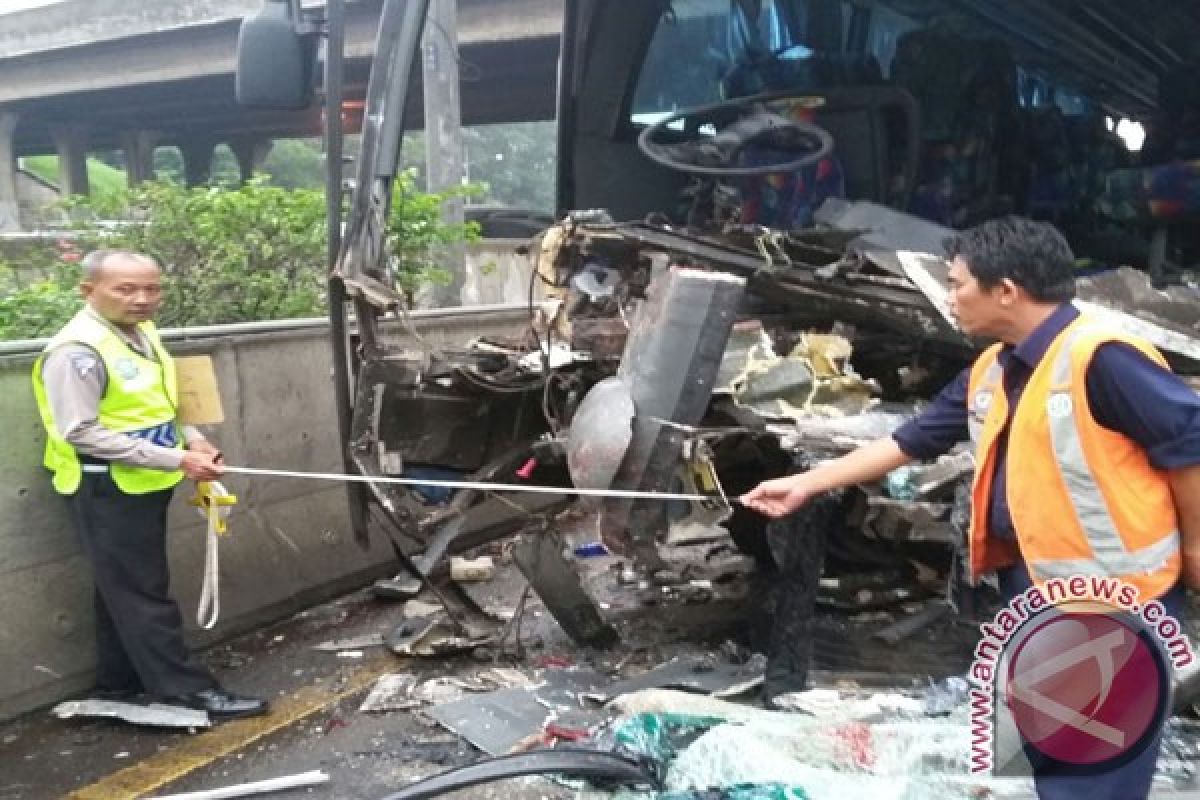 Kecelakaan Beruntun KM10B Tewaskan Tiga Orang