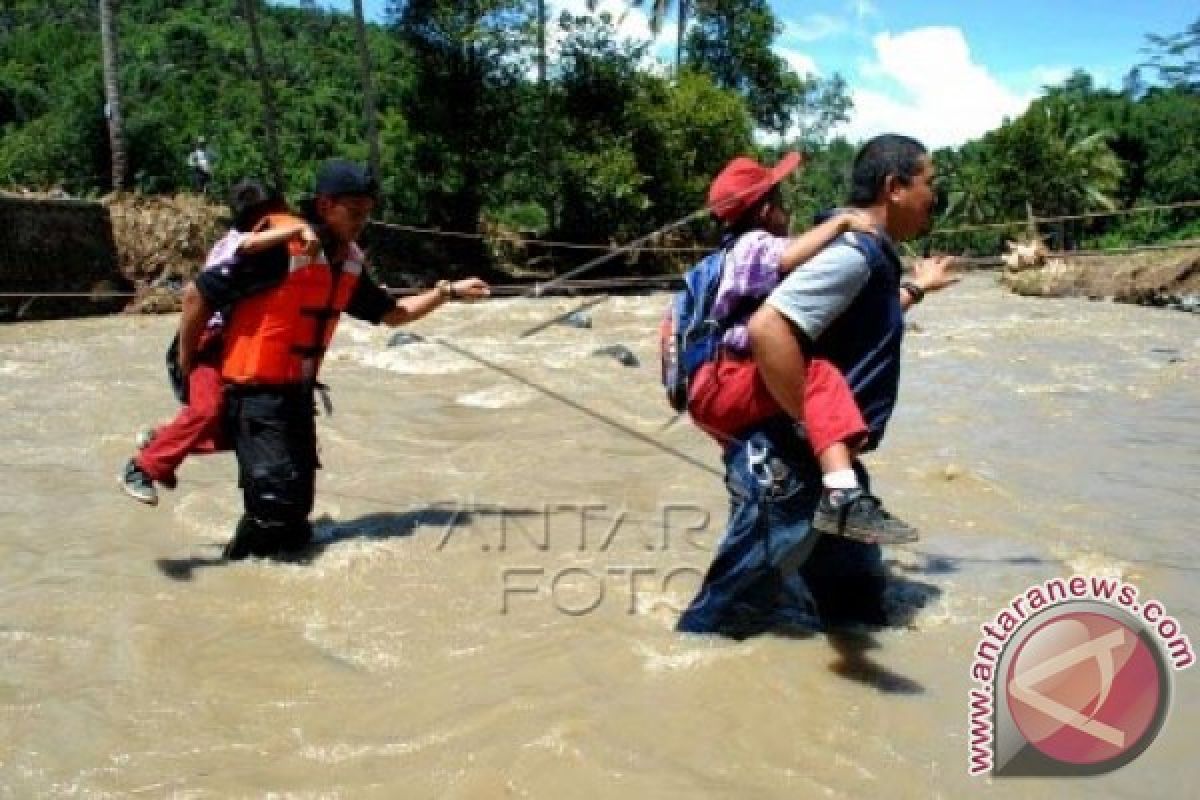 Warga Cipiit Sukabumi Swadaya Membangun Kembali Jembatan