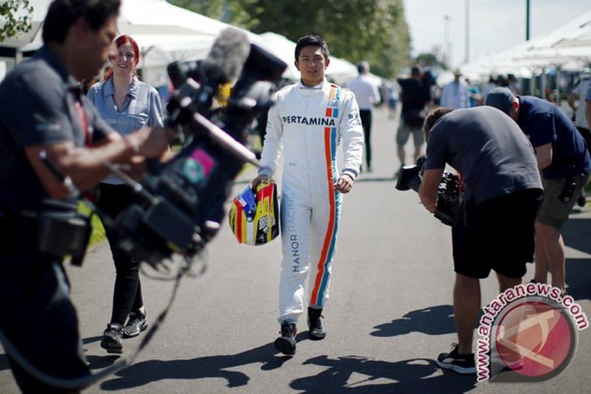 Rio Haryanto - Grosjean Terjadi Insiden Saat di Pit-Lane