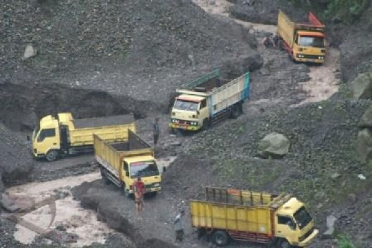 Enam Truk Pasir Merapi Tertimpa Longsor