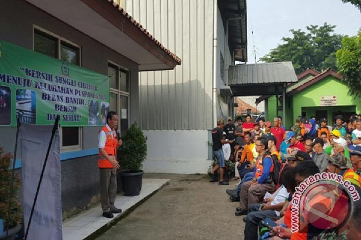 Indocement Ajak Warga Bersih-bersih Sungai Cibeber