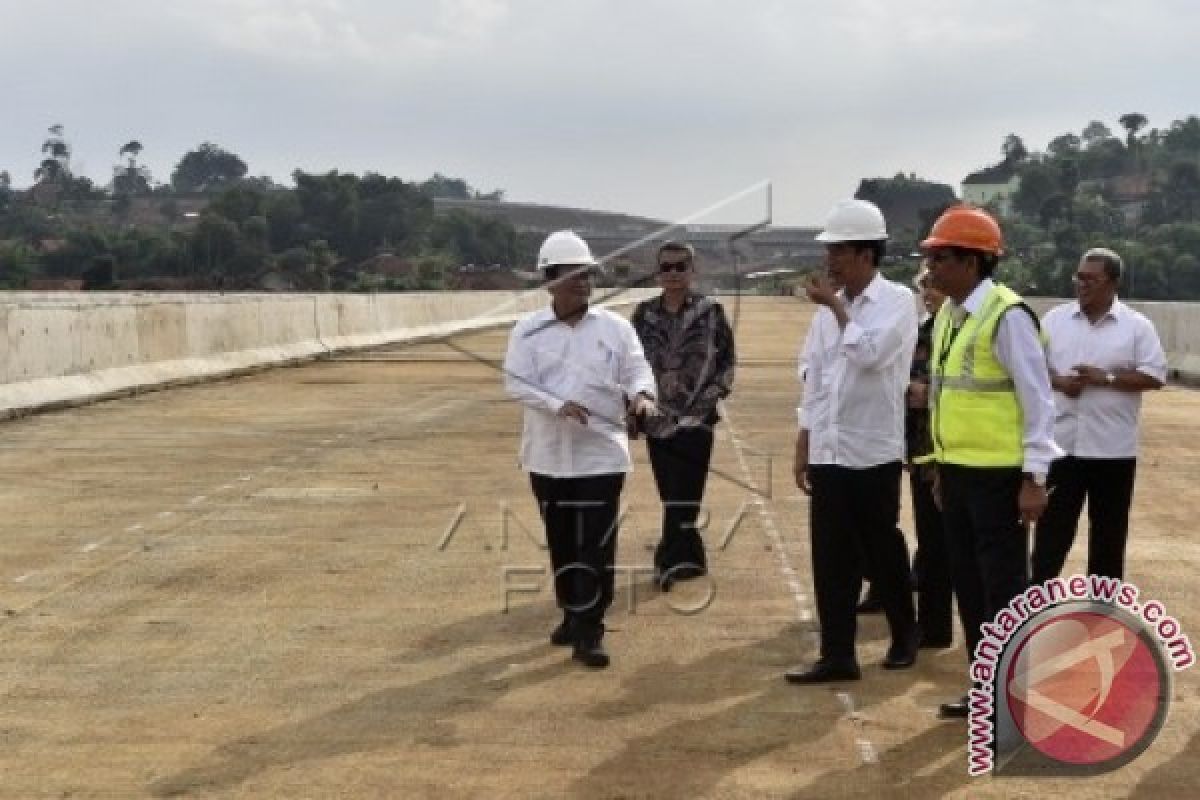 Presiden Jokowi Meresmikan Dua Proyek Infrastruktur Di Jawa Timur