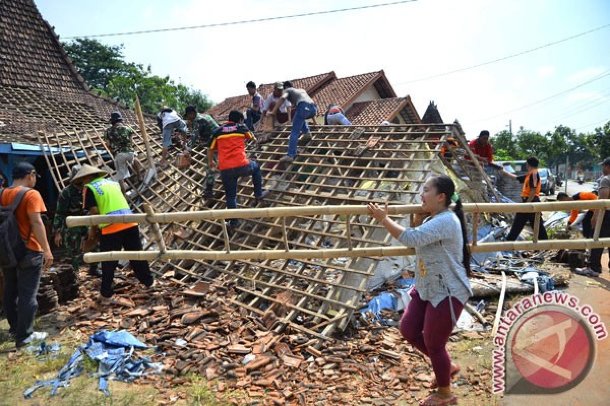 Puting beliung rusak ratusan rumah warga di Jember