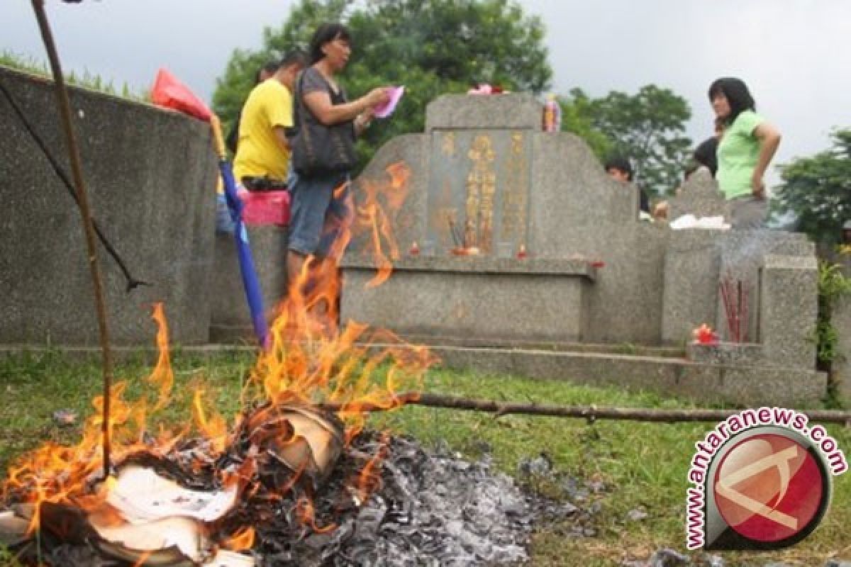 Warga Tionghoa jalani ritual Ceng Beng