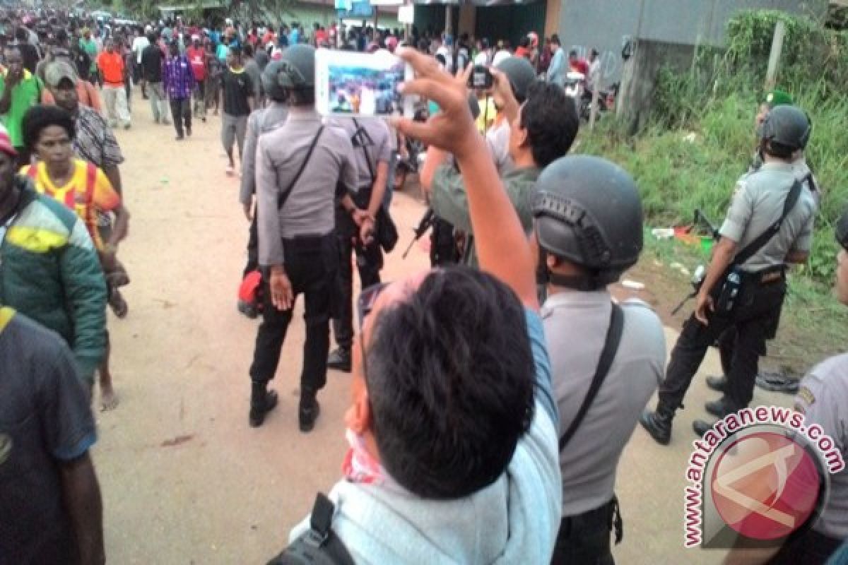 Polri dan TNI amankan lokasi kericuhan di Perumnas 4 