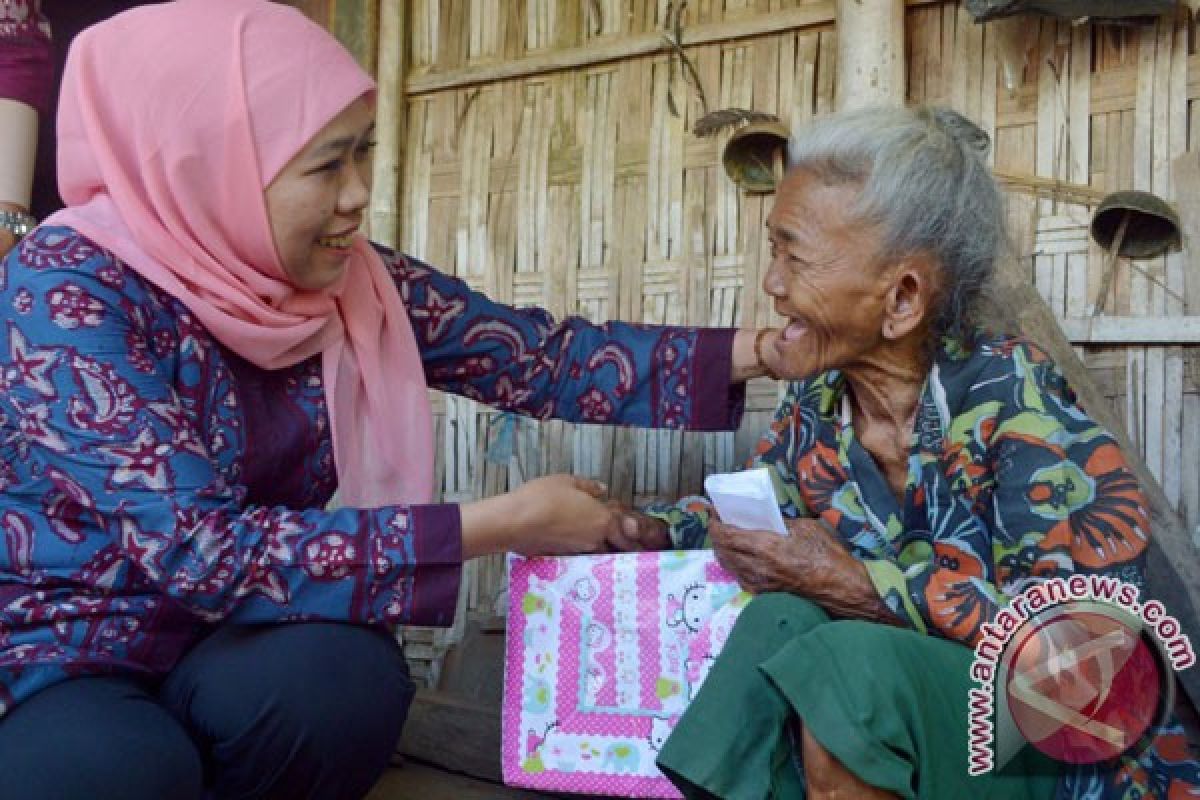 Lansia tinggal di bekas kandang kambing