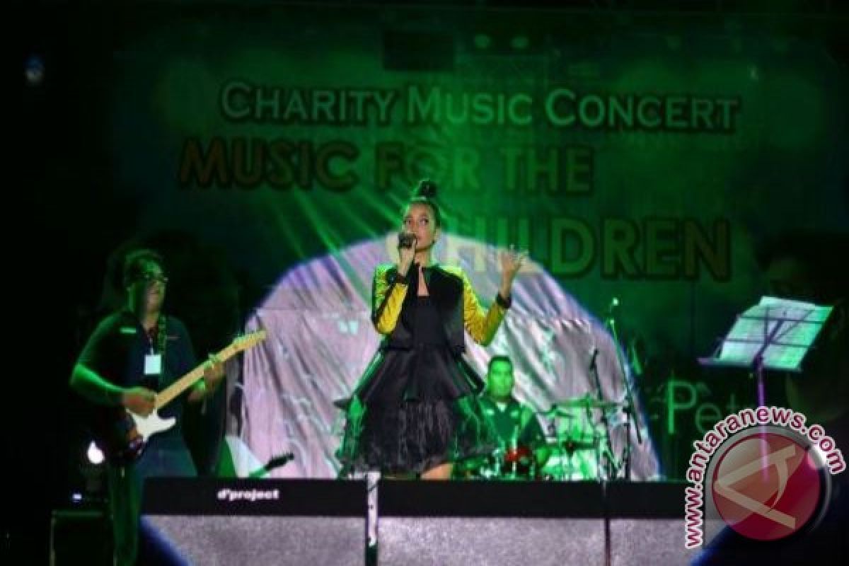 Yonif 753/AVT gelar konser amal di Nabire