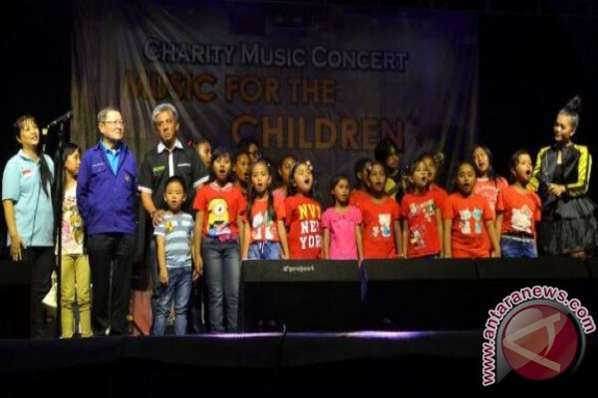 Ribuan masyarakat Nabire padati arena konser amal