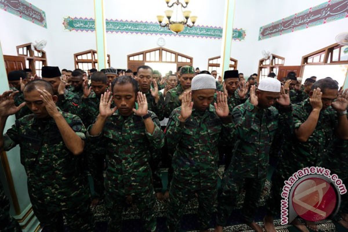 Anggota TNI shalat ghaib untuk korban helikopter
