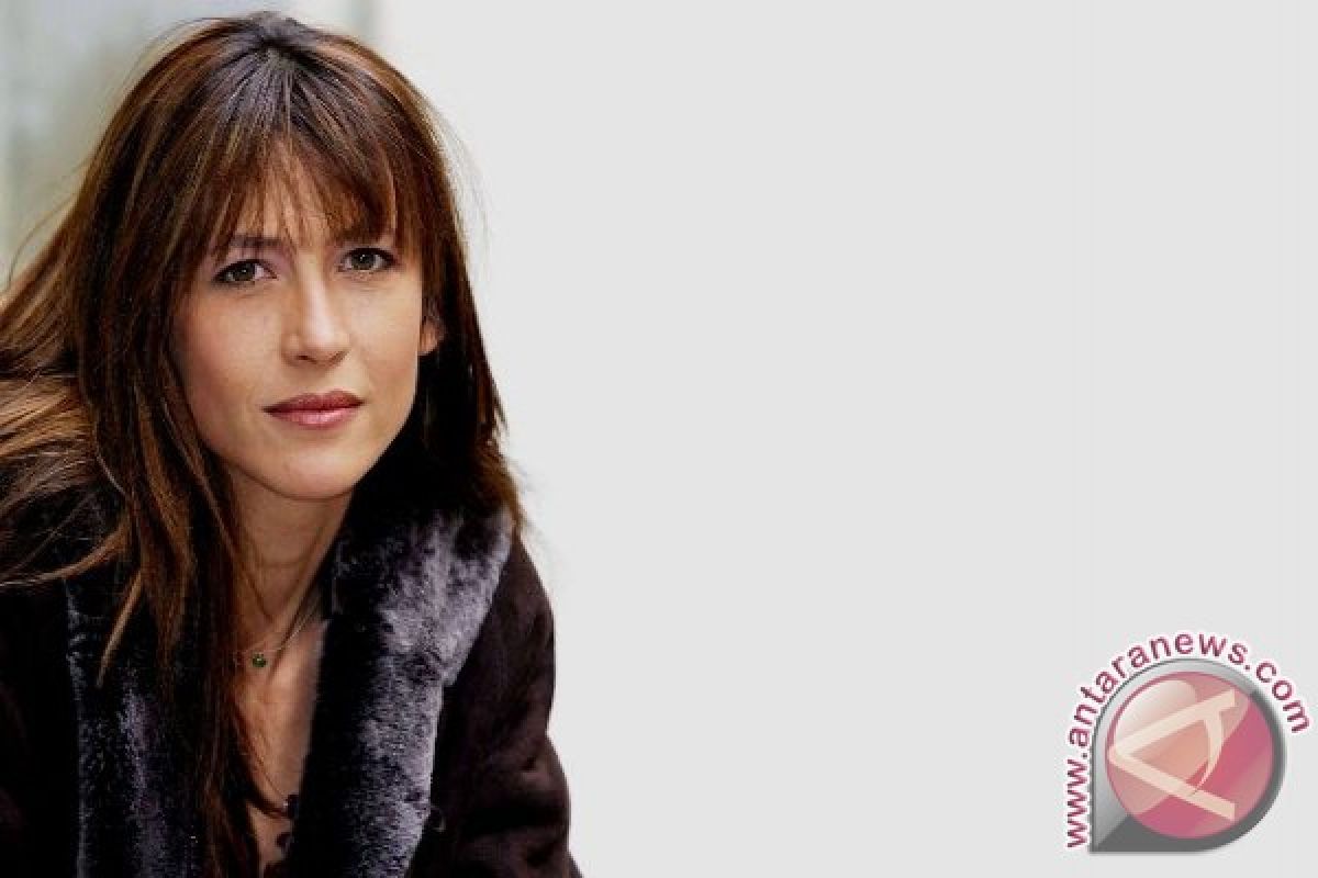 Sophie Marceau Promosi Sepatu di Indonesia