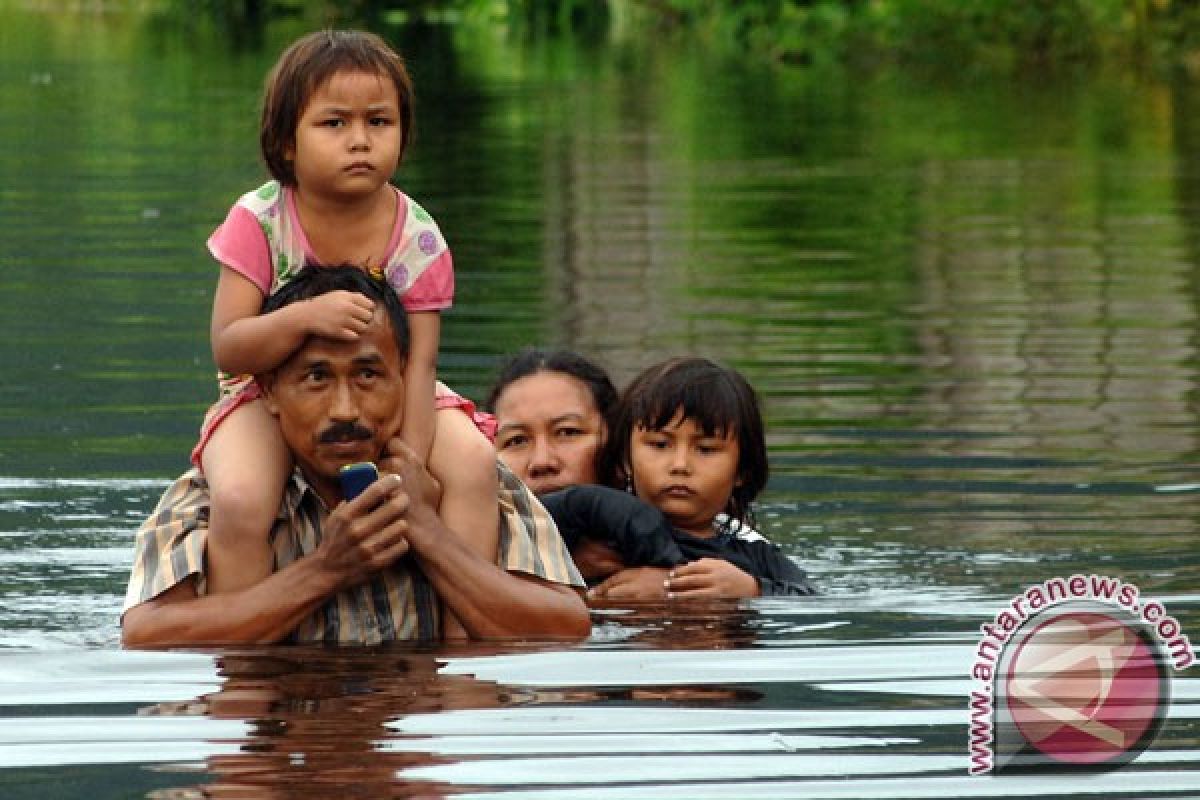 Korban banjir Padang sahur di tempat evakuasi