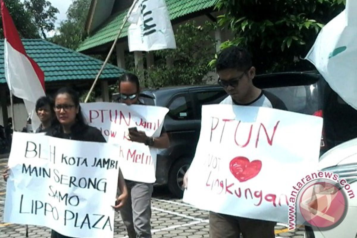 Walhi Jambi demo PT Darmarindo di PTUN