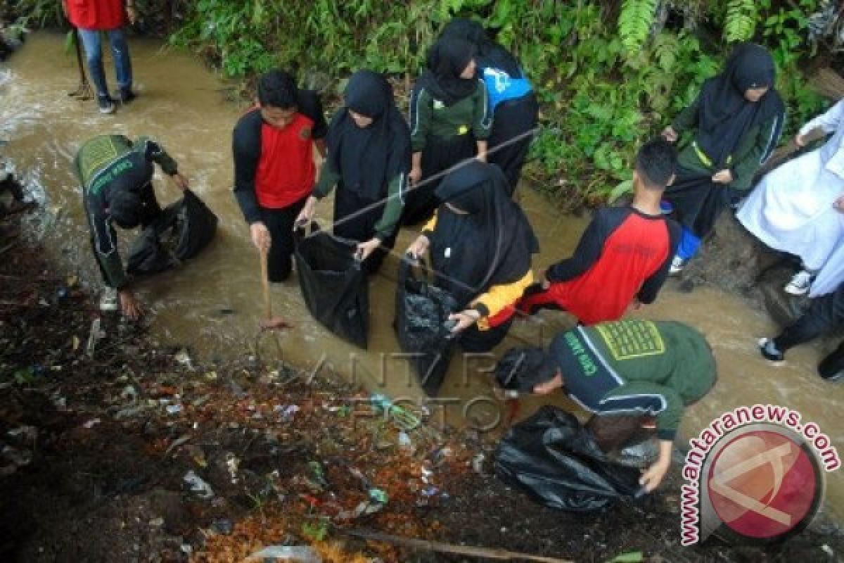 Pelajar Turun Ke Sungai Peringati Hari Air