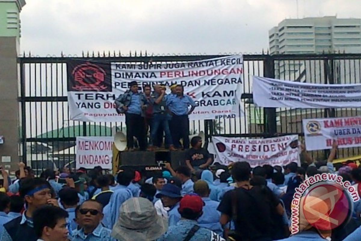 Tinggalkan Senayan, demonstran sopir taksi tuju Kemenkominfo