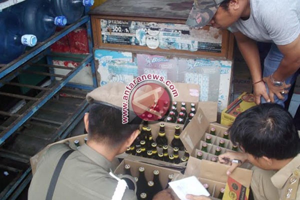 Petugas gabungan Rejanglebong sita ratusan botol miras